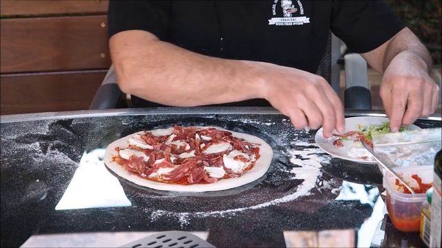 How to cook a Neapolitan Pizza with "supermarket dough" смотреть онлайн
