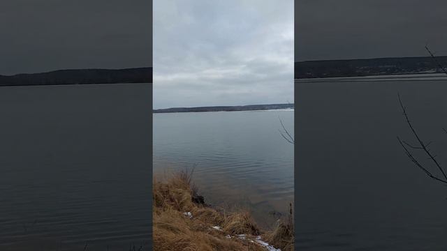 Веселые рыбаки на зимней рыбалке. Удочки взяли. НО Теперь им нужна ЛОДКА))) 4.02.23.Льда больше нет