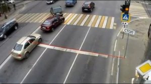 В России камеры ГИБДД начали штрафовать водителей за проезд на жёлтый сигнал светофора.