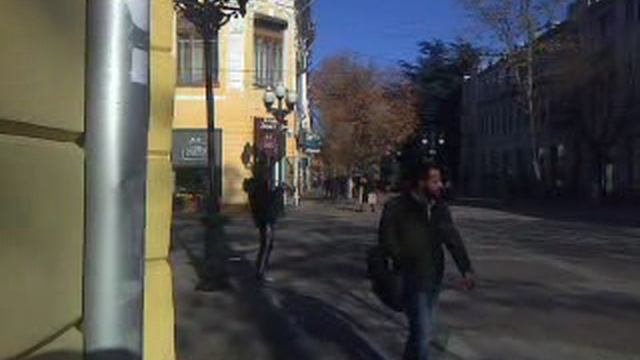 Уличный музыкант.Поет труба.