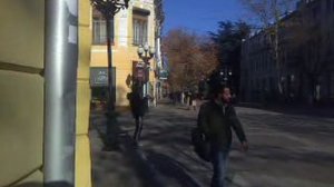 Уличный музыкант.Поет труба.