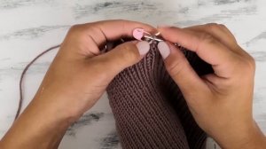 Вяжем модную шапку резинкой 1*1 с интересной макушкой.