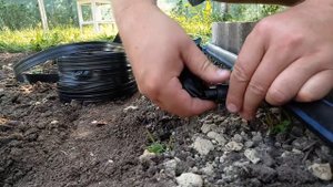 Соединение капельной щелевой ленты с основной магистралью.