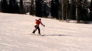 Поворот в плуге на горных лыжах