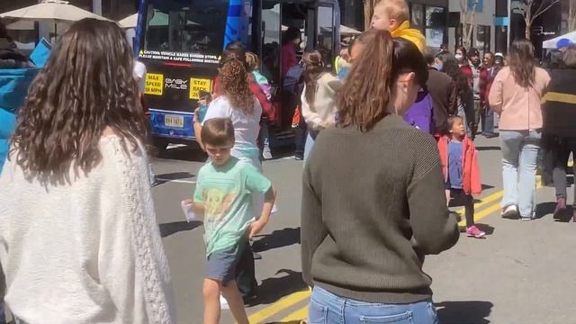 МНОГОЛЮДНЫЙ весенний праздник в районе Мозаик. Люди соскучились по общению - 02 апреля 2022 №3. смотреть онлайн