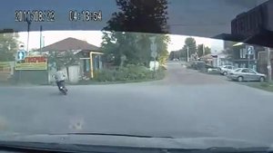 Подросток упал на скутере, только учится наверное.