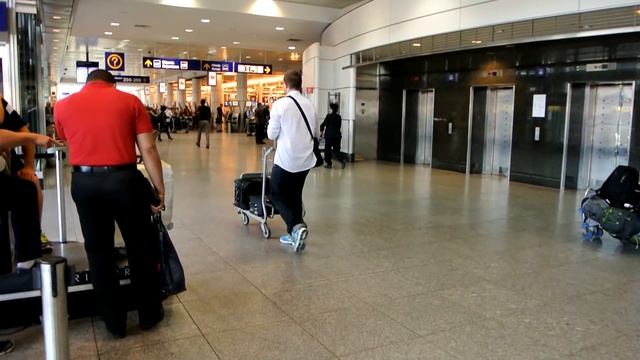 Epic, Priceless & Amazing inground hydraulic glass elevators @ Montreal Trudeau Airport (YUL) смотреть онлайн
