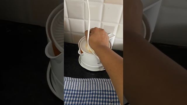 Making orange juice in Philip's citrus juicer смотреть онлайн