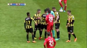 Футболист голландского "Витесса" наказал желтой карточкой арбитра встречи