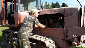 Заводим трактор ДТ 75.