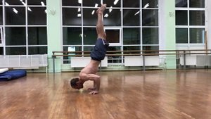 Выход в стойку на руках. Гимнастика. Воркаут. Калистеника