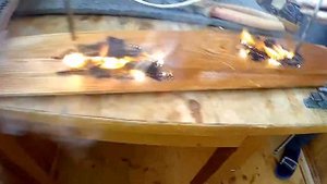 Выжигание молний на дереве трансформатором от микроволновки