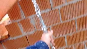 Крепление стропильной системы цепями к плитам перекрытия.