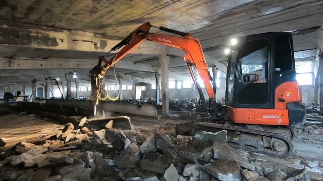 ч1 Работа гидромолота на базе мини экскаватора/Реконструкция фермы смотреть онлайн