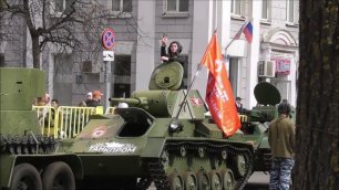 селфи танкиста со своим танком Т-70 на параде, фотосессия с танком