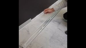 Монтаж алюминиевого плинтуса