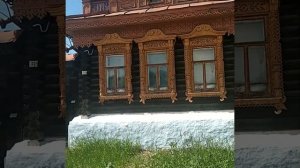 Дом в старинном стиле. Красный древний деревянный дом
