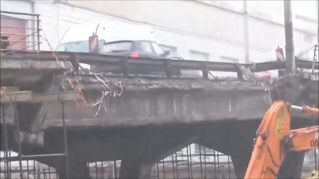 Мост в Киеве по европейски разваливается но по нему ездит транспорт смотреть онлайн