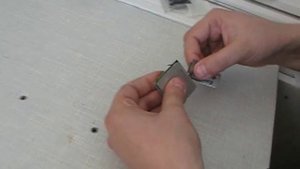 Снимаем крышку процессора АМД
