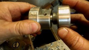 Ниппель быстроразьемный на токарном станке.