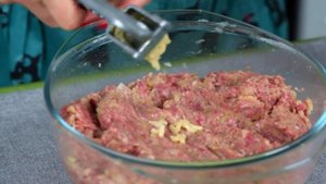 Котлеты из фарша с картошкой на сковороде сочные