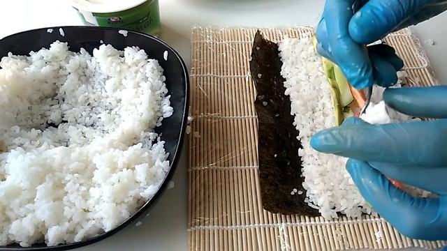 Готовим роллы дома. Часть 1: Простые роллы с листом нори наружу