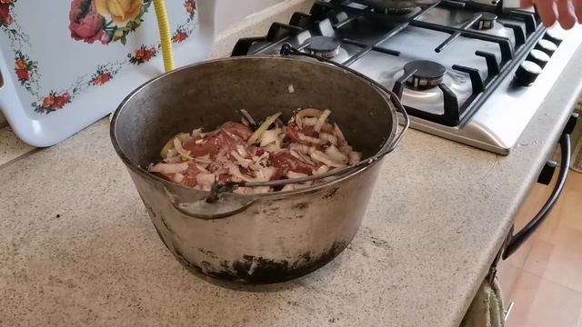 Это мясо подойдёт даже беззубым его можно есть дёснами.Мясо по кремлевски на плите в котелке.