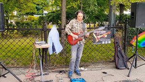 Гитарист Николай Гвоздев выступает на площади Островского в Санкт-Петербурге...