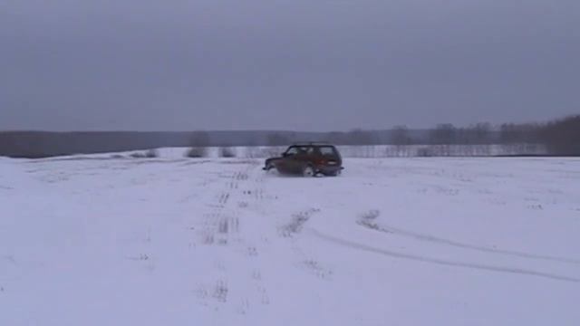 Стоковая НИВА.НИВА зимой по полю 2019. Пятаки на НИВЕ.. смотреть онлайн