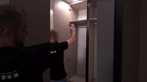 Вместительный шкаф для прихожей до потолка. Обзор после сборки. Мастерская мебели Геометрия