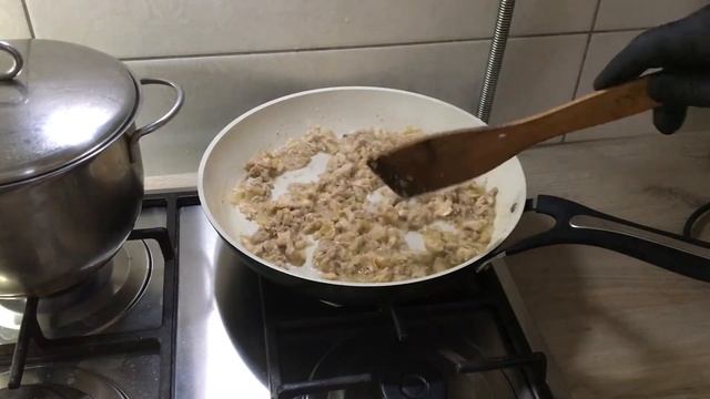 Молодая картошка с тушенкой из кролика