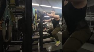 Приседания в тренажере "колодец"