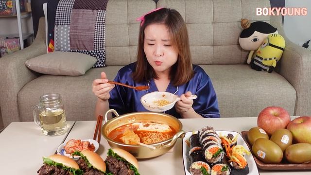 요리먹방 :) 10배 쫀득한 꼬치 어묵!! 앞으로 어묵은 이걸로 사 드세요!! 난 왜 여태껏 몰랐지ㅠ_ㅠ  소불고기김밥, 소불고기버거, 어묵순두부열라면, 후식은 키위와 사과