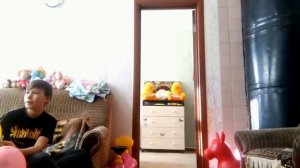 АЛИНА играет в воздушные ШАРИКИ и учит ЦВЕТА