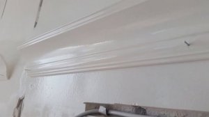 Безвоздушная окраска лепнины. Проблема при неправильной подготовке.