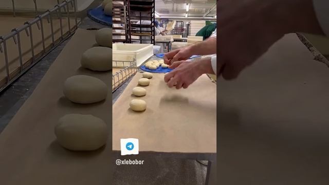 Как в пекарне делают булочки для гамбургеров