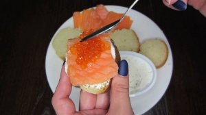 Быстрые бутерброды с красной икрой и красной рыбой. Закуска на праздничный стол