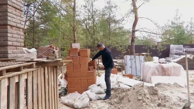 Дом из кирпича "под скалу" сделанный своими руками