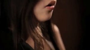 девочка играет на пианино и поет   клип