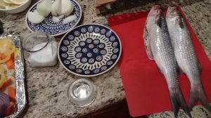 Рыба Кефаль запечённая в духовке на овощах с картошкой луком морковью перцем и специями за 30 минут