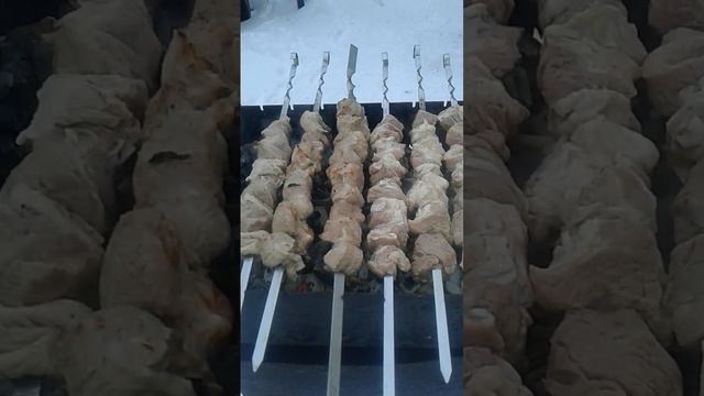 Жарим шашлык на мангале #рецепты смотреть онлайн