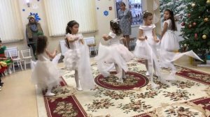 Новогодний танец " МЕТЕЛЬ " старшая группа