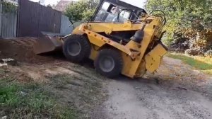 Старенький UNC 060 мини-погрузчик в работе.