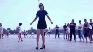 Девушка красавица Цинцин танцует шафл.