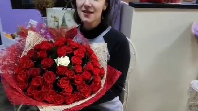Букет из 51 алой и белой розы «Самой лучшей» смотреть онлайн