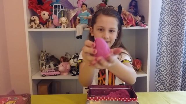 Кинетический песок цветной лепим :) тортик :) кексы :) Киндер Сюрпризы Kinetic color sand смотреть онлайн