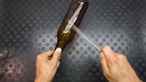 ЗАБИЛ ГВОЗДЬ В БУТЫЛКУ НА СПОР БЕЗ МОЛОТКА