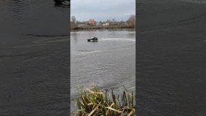 Как круто плавает кораблик с двумя моторами 5010 - Управление в удовольствие