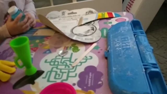 Девочки открывают Хэтчималс, делают сами СЛАЙМ и надувают чудо-пузыри! смотреть онлайн