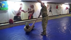 Прикладной рукопашный бой. Подножки и подсечки в защите от ударов  руками.